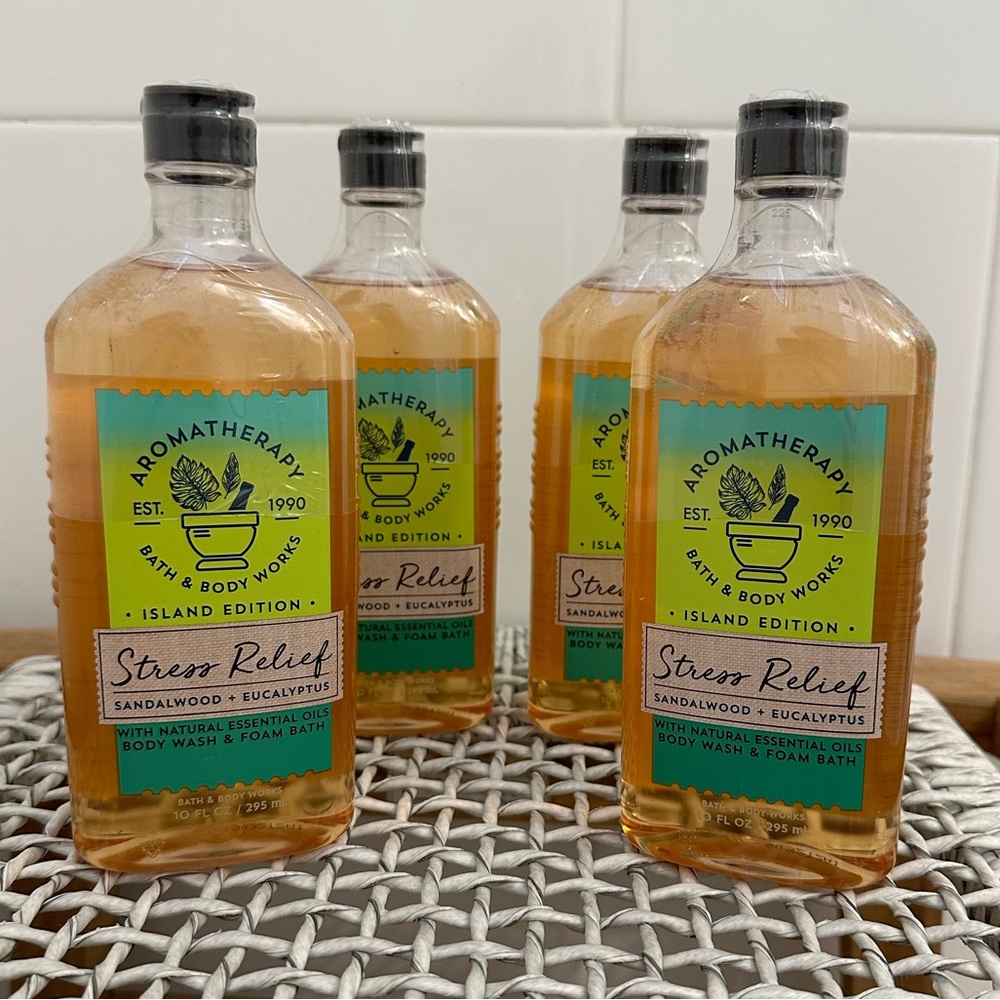 NWT Bath and Body Works Aromatherapy Sandalwood and Eucalyptus body wash